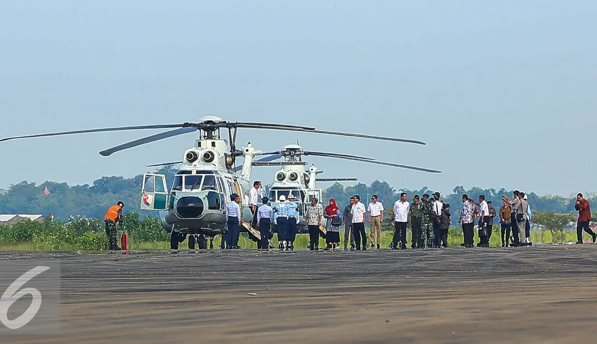 Presiden Joko Widodo tiba di Bandar Udara Internasional Kertajati di Majalengka, Jawa Barat, Kamis (14/1). Bandara Kertajati itu bisa segera dioperasikan, atau selambat-lambatnya pertengahan 2018 bisa segera dioperasikan. (Liputan6.com/Faizal Fanani)