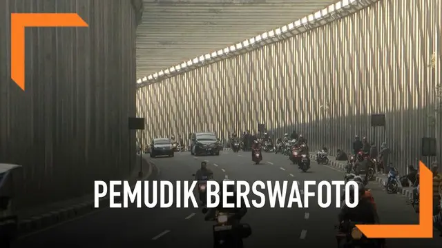 Para pemudik yang mengendarai sepeda motor banyak yang beristirahat dan berswafoto di pinggir terowongan Nagreg Jawa Barat. Padahal terdapat larangan untuk berhenti di tempat tersebut karena membahayakan pengendara.
