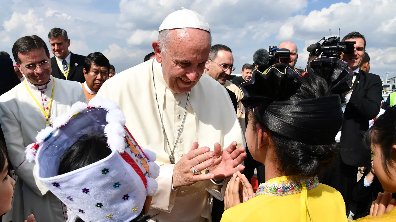 Peluk Hangat Anak-Anak Sambut Kedatangan Paus Fransiskus di Myanmar