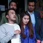 Ayu Ting Ting didampingi Ruben Onsu usai melaporkan Instagram Jual Bayi Murah di Polda Metro Jaya. [Foto: Fachrur Rozie/Liputan6.com]