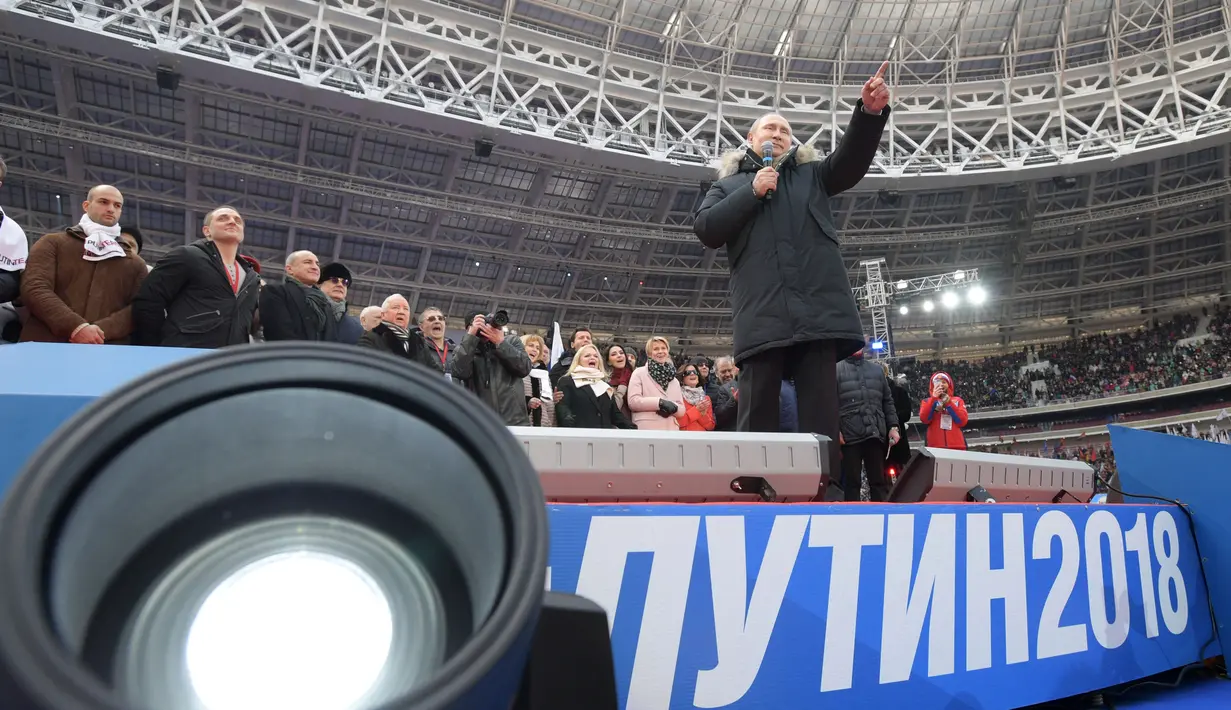 Kandidat presiden Rusia, Vladimir Putin memberikan pidato dalam sebuah kampanye pencalonannya di stadion Luzhniki di Moskow (3/3). Rusia akan menggelar pemelihan umum presiden sekitar dua minggu lagi. (AFP/Kirill Kudryavtsev)