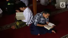 Sejumlah santri membaca Alquran atau bertadarus di pondok pesantren kawasan Tangerang, Senin, (26/4/2021). Bulan Ramdhan banyak dimanfaatkan para santri tersebut untuk mematangkan hafalan Alquran hingga khatam. (Liputan6.com/Angga Yuniar)
