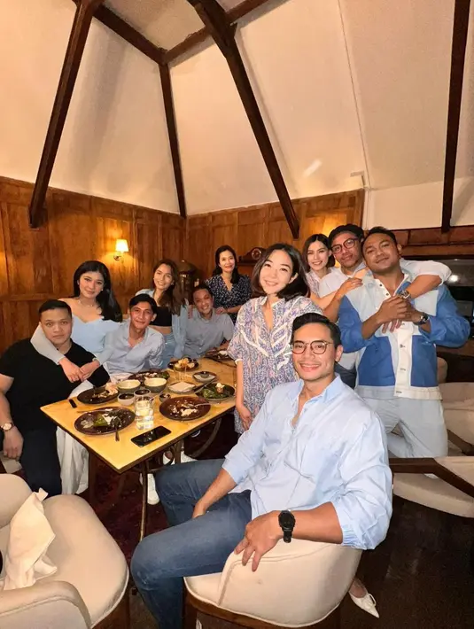 Dalam perayaan ultah kekasih Naysila Mirdad, tampak hadir Gisella Anastasia, Sammy Simorangkir dan istri. (Foto: Instagram/@naymirdad)