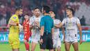 Pemain Madura United melakukan protes kepada wasit saat melawan Persija Jakarta pada laga pekan ke-18 BRI Super League 2025/2026, Jumat (23/01/2026). (Bola.com/M Iqbal Ichsan)