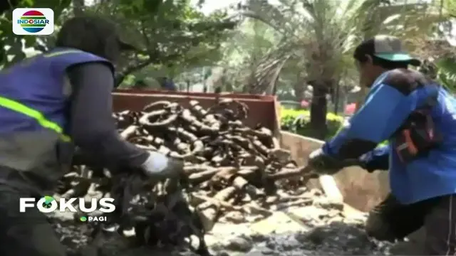Suku Dinas Tata Air Jakarta Pusat temukan sampah kulit kabel di gorong-gorong depan Balai Kota DKI Jakarta.