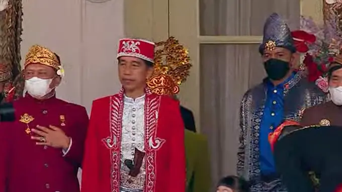 Nuansa Merah Putih di Pakaian Adat Presiden Jokowi Saat Pimpin Upacara HUT ke-77 RI