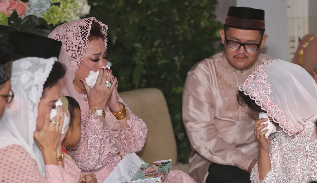 Pengajian jelang nikah dilakukan di kediaman Sheza. Sheza tampil cantik dengan busana serba putih. Terlihat begitu khusu melantunkan ayat suci Alquran. Acara itu juga dihadiri oleh ibu-ibu warga sekitar. (Adrian Putra/Bintang.com)