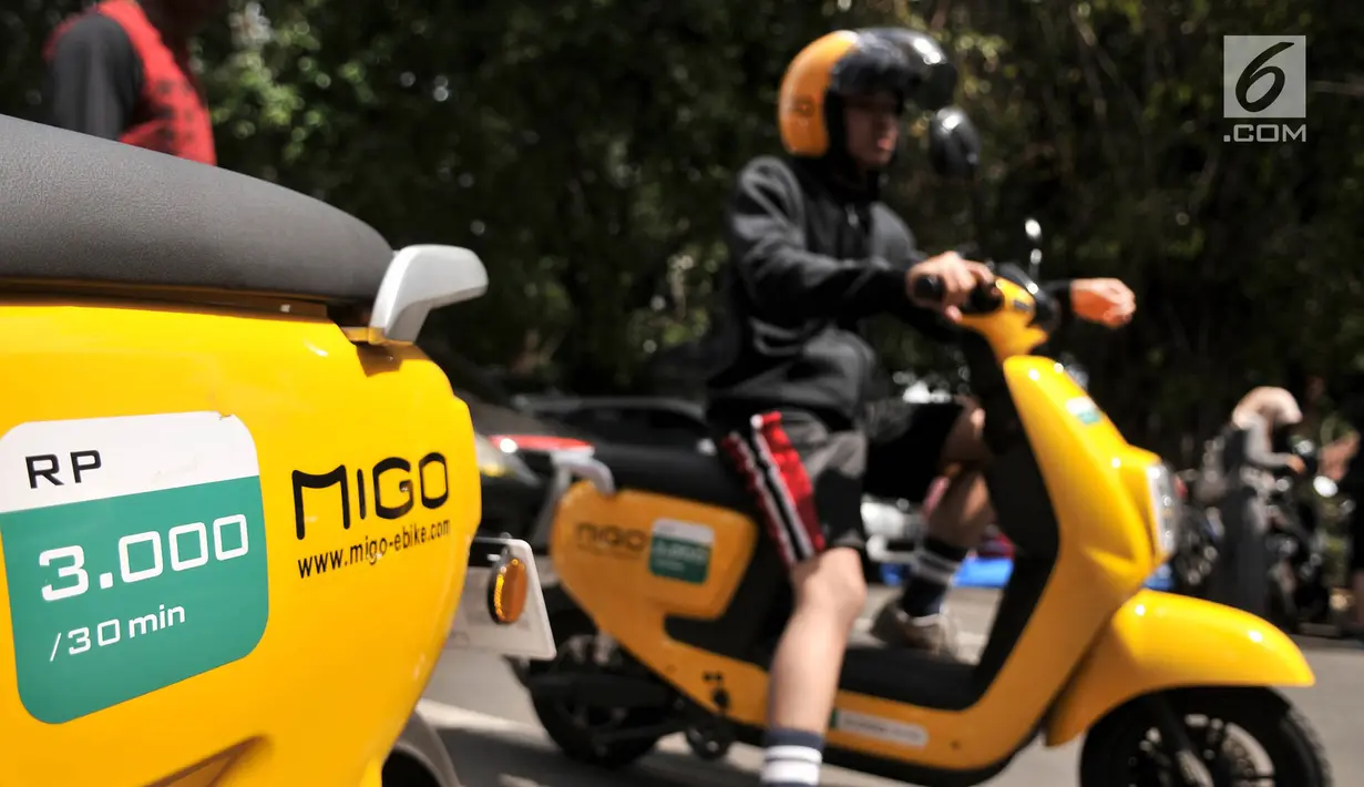 Warga mengendarai sepeda listrik Migo e-Bike berkeliling saat Car Free Day di kawasan Bundaran HI, Jakarta, Minggu (30/12). Sepeda listrik ini memiliki 90 stasiun dan sudah tersedia sebanyak 500 unit. (Merdeka.com/Iqbal S. Nugroho)