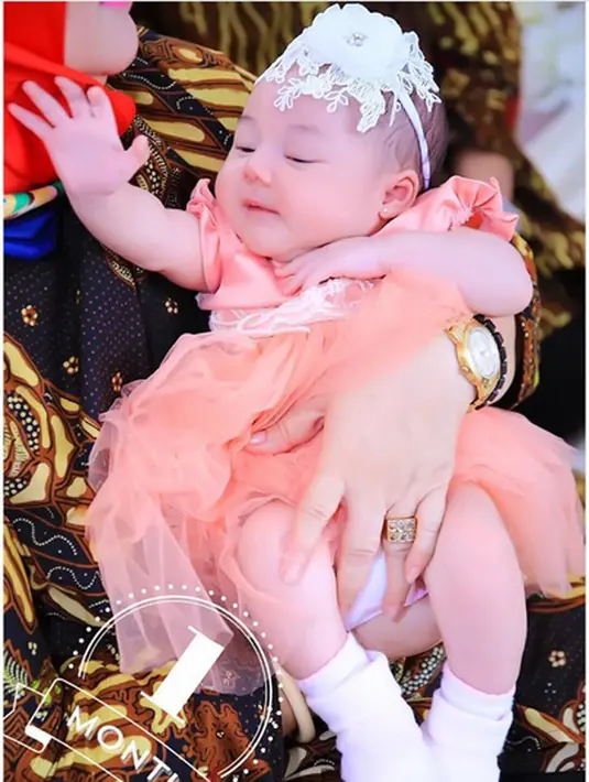 Anak ketujuh Pasha, Princess Kayla Mutiara Pasha tampak cantik dengan gaun merah muda. Putri Pasha dan Adel itu tepat Hari Kartini, 21 April. (Instagram/adeliapasha)