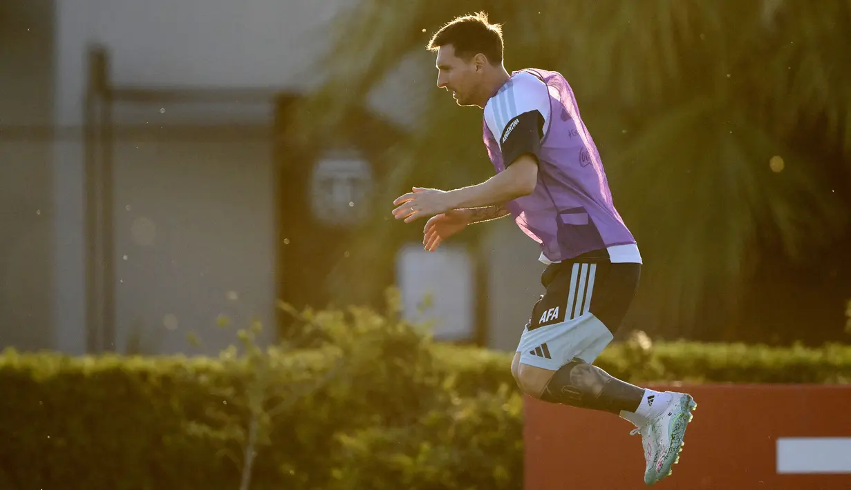 Pemain Timnas Argentina, Lionel Messi ikut dalam latihan persiapan menjelang laga FIFA Matchday melawan Mauritania di Ezeiza, Buenos Aires, Argentina, Rabu (25/03/2026). (AFP/Luis Robayo)