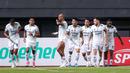 <p>Pemain Persib Bandung melakukan selebrasi setelah David Da Silva (ketiga kiri) mencetak gol pada laga lanjutan BRI Liga 1 2023/2024 antara Bhayangkara FC melawan Persib Bandung di Stadion Patriot Candrabhaga, Bekasi, Sabtu (23/09/2023). (Bola.com/Bagaskara Lazuardi)</p>