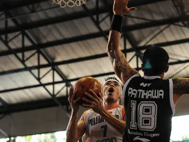 Pebasket Pelita Jaya Energi Mega Persada Jakarta, Dimas Dewanto (kiri) berusaha melewati pemain Hang Tuah Sumsel di NBL Championship, Jakarta, Sabtu (2/5/2015). Pelita Jaya unggul 73-58 atas Hang Tuah. (Liputan6.com/Helmi Fithriansyah)