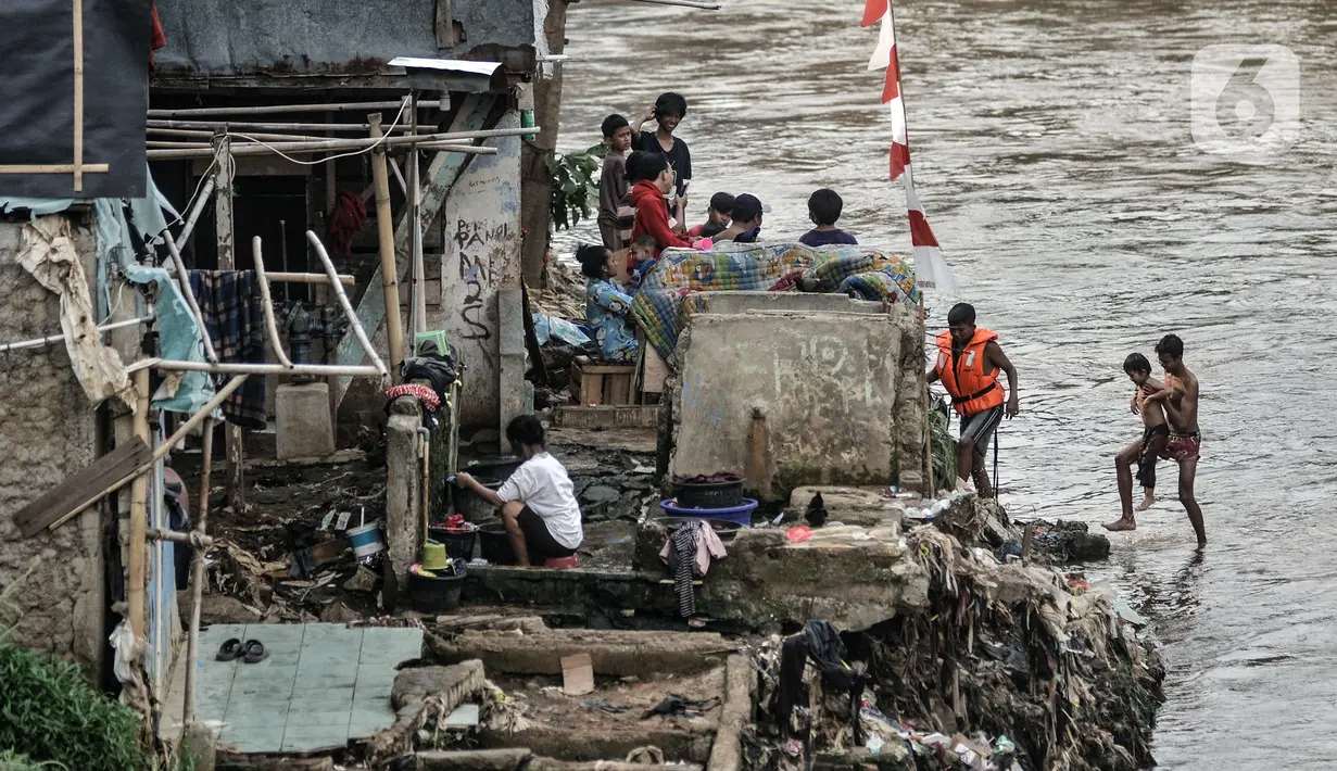 Anak-anak saat berenang di Kali Ciliwung, Jakarta, Minggu (18/10/2020). Institute for Development of Economics and Finance (Indef) memproyeksikan jumlah penduduk miskin naik 1,63 juta jiwa atau 0,56 persen selama masa pandemi Covid-19. (merdeka.com/Iqbal S. Nugroho)