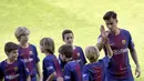 Philippe Coutinho siap bertanding dengan anak-anak pada sesi perkenalan di Camp Nou stadium, Barcelona, Spain, (8/01/2018). Coutinho bergabung dengan Barcelona dari Liverpool dengan nilai transfer sebesar 160 juta euro. (AFP/Lluis Gene)