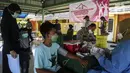 Seorang anak menjalani pemeriksaan kesehatan saat mengikuti vaksinasi booster COVID-19 di Taman Pemuda Pratama, Depok, Jawa Barat, Kamis (7/4/2022). Menteri Kesehatan Budi Gunadi Sadikin mengingatkan syarat yang harus dipenuhi untuk mudik Lebaran 2022. (Liputan6.com/Johan Tallo)