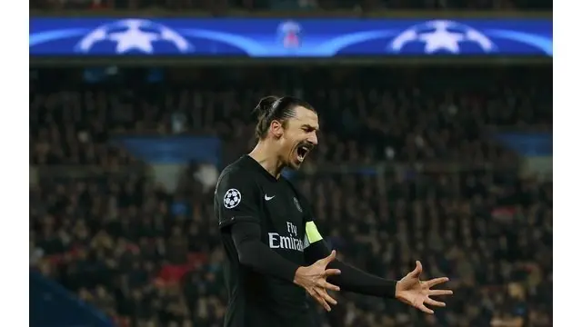 Zlatan Ibrahimovic striker Paris Saint-Germain yang biasa berperan sebagai pencetak gol, tiba-tiba mampu menjalankan peran sebagai seorang bek di garis gawang saat situasi kritis.