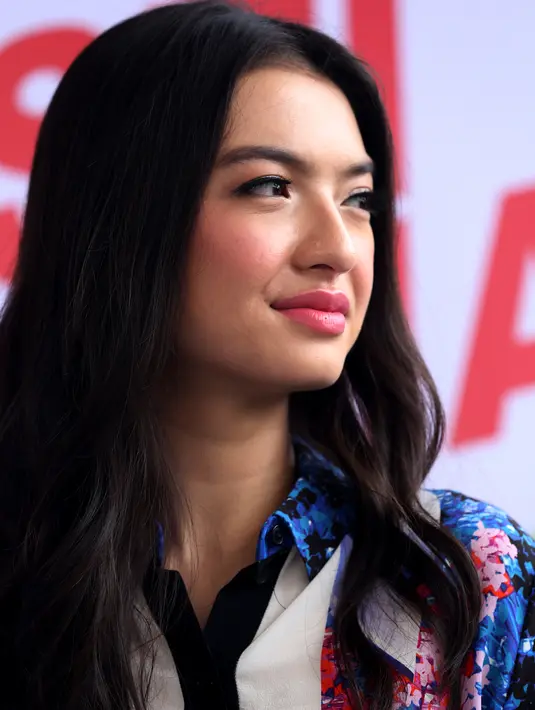 "Tahun baru nggak mau ambil job, aku mau punya waktu untuk relaks," ujar wanita berambut indah ini. (Andy Masela/Bintang.com)