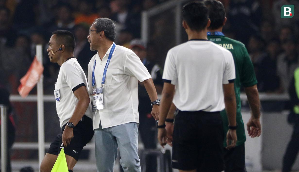Ekspresi marah pelatih Persebaya Surabaya, Aji Santoso (dua kiri), saat melakukan protes kepada asisten wasit dalam pertandingan pekan kelima BRI Liga 1 2023/2024 melawan Persija Jakarta yang berlangsung di SUGBK, Jakarta, Minggu (31/7/2023). (Bola.com/Ikhwan Yanuar)