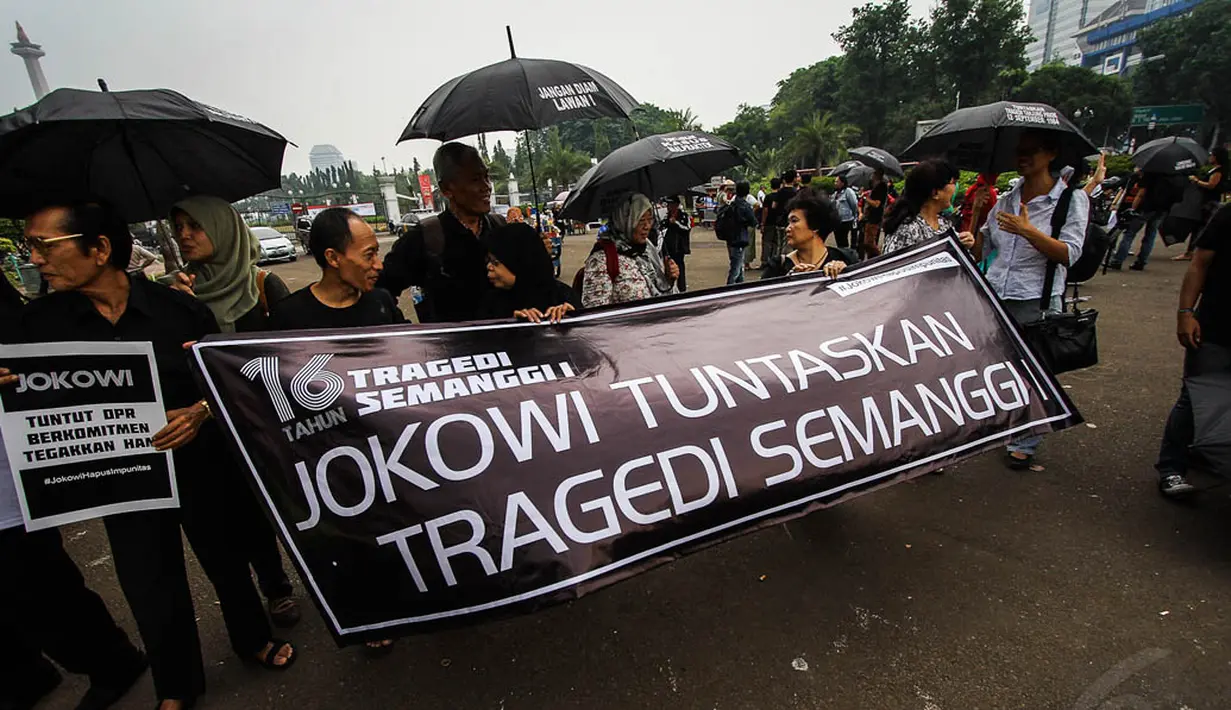 Jaringan Solidaritas Korban untuk Keadilan menggelar aksi kamisan ke-374 di depan Istana Merdeka, Kamis (13/11/2014). (Liputan6.com/Faizal Fanani)