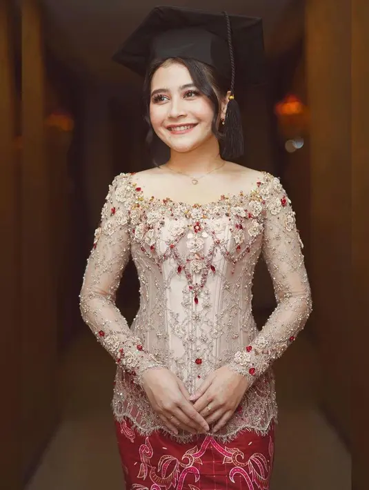 Senin, 6 Desember 2021 menjadi hari bahagia bagi aktris Prilly Latuconsina. Perempuan 25 tahun ini akhirnya mengikuti prosesi wisuda di kampusnya, London School Of Public Relation. (Instagram/prillylatuconsina96).