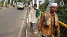 Warga melintasi jembatan Bangkir Indramayu, Jawa Barat, Jumat (30 /6). H+5 Indramayu Kota ke Arah Jakarta melalui Jalur Utara diprediksi mulai di padati arus balik pada Malam dan esok hari H+6. (Liputan6.com/Helmi Afandi)