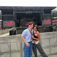 Angga dan Shenina menyaksikan konser BLACKPINK sejak hari pertama, Sabtu (11/3/2023). [Foto: Instagram/angga]