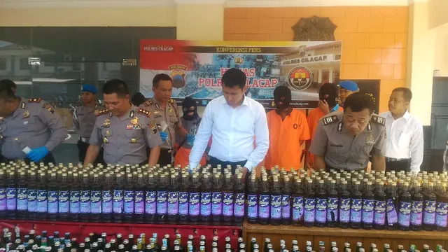 Polisi menangkap 5 pengedar dan agen miras oplosan di Cilacap, Jawa Tengah. (Foto: Liputan6.com/Muhamad Ridlo)