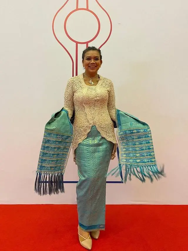 [Fimela] 6 Potret Tika Panggabean yang Tetap Fit di Usia Kepala 5