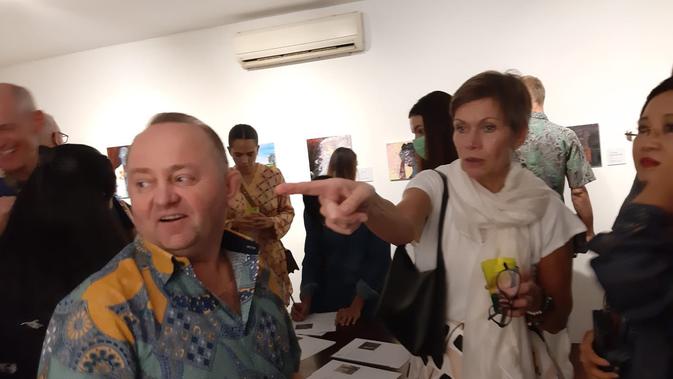 <p>Dubes Swedia untuk Indonesia Marina Berg ikut Melakukan Lelang Lukisan dalam acara “Heart Through Art”</p>