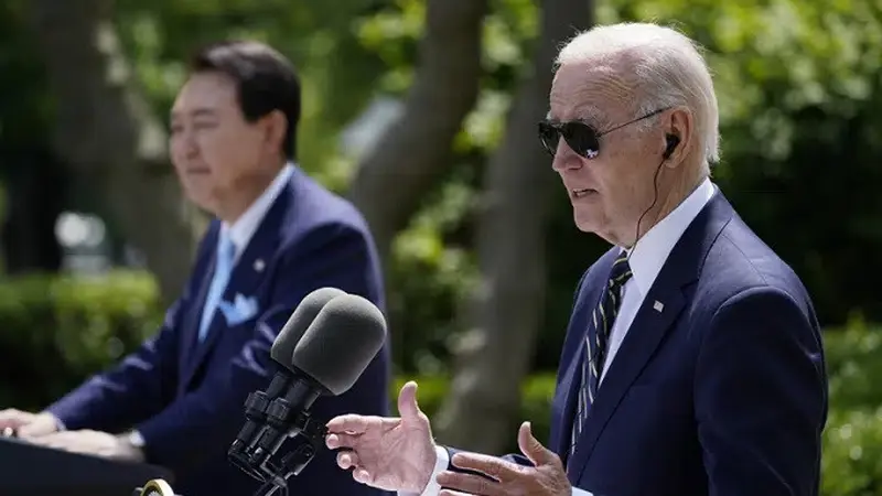 Presiden Amerika Serikat Joe Biden dan Presiden Korea Selatan Yoon Suk Yeol dalam konferensi pers bersama Yoon di Rose Garden, Gedung Putih, pada Rabu (26/4/2023). (Dok. AP/Evan Vucci)