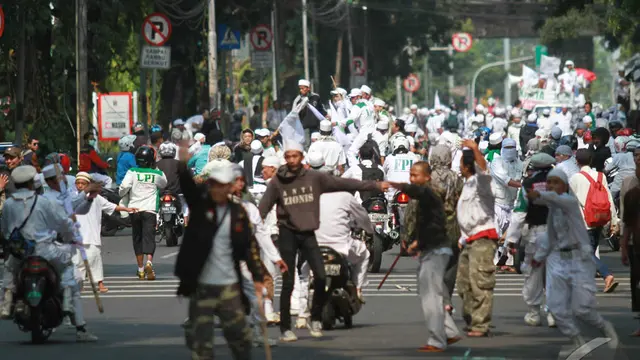 FPI Mengamuk, Polisi Dihujani Batu