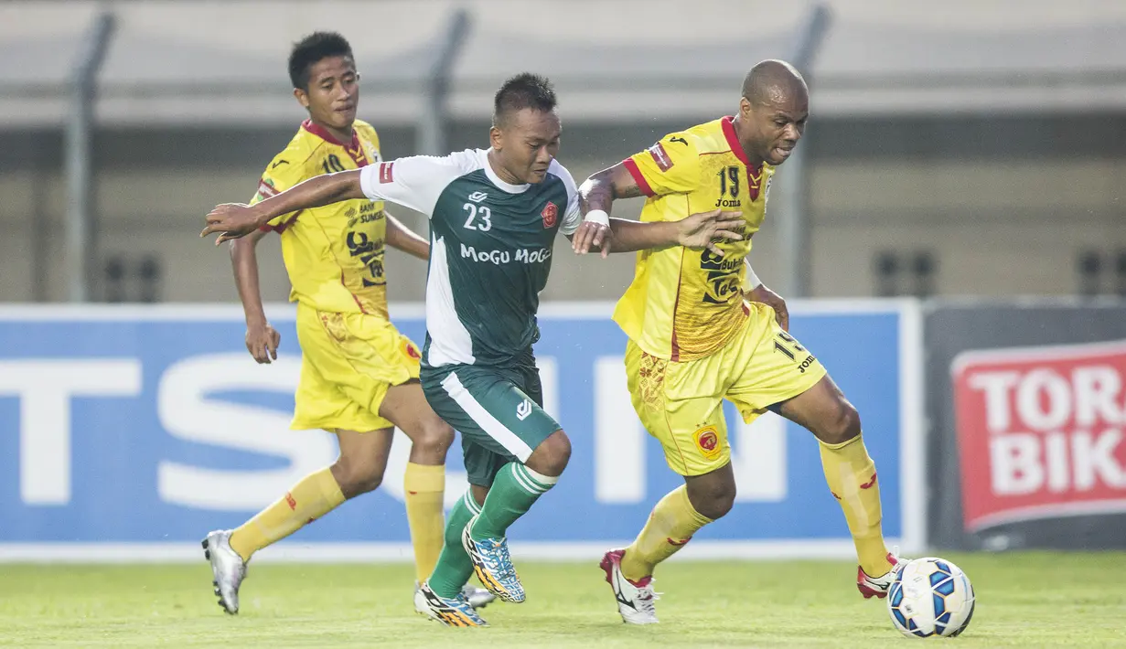 Striker Sriwijaya FC, Hilton Moreira, berusaha melewati pemain PS TNI, Wawan Febrianto, pada laga Piala Bhayangkara di Stadion Si Jalak Harupat, Bandung, Minggu (20/3/2016). Sriwijaya FC berhasil menang 2-1 atas PS TNI. (Bola.com/Vitalis Yogi Trisna)