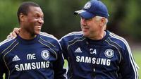 Head Oppositon Scout Chelsea Michael Emenalo (kiri) bercengkrama dengan manajer Carlo Ancelotti di kamp latihan klub, Surrey. Emenalo dipromosikan menjadi asisten Ancelotti menggantikan Ray Wilkins pada 18 November 2010.