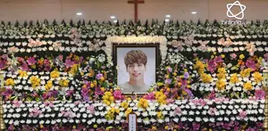 Momen Mengharukan Prosesi pemakaman JongHyunn Shinee.