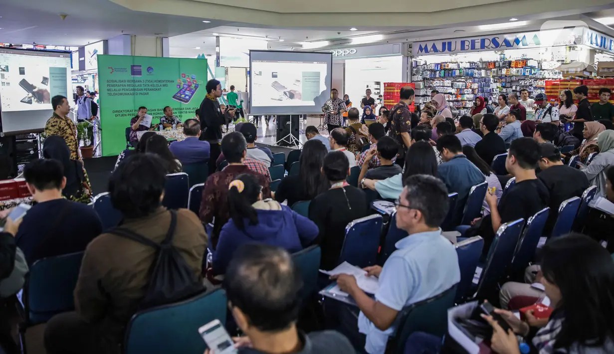 Petugas Kementerian Perdagangan, Kementerian Perindustrian, serta Kementerian Komunikasi dan Informatika memberikan sosialisasi terkait aturan IMEI kepada pedagang handphone di ITC Roxy Mas, Jakarta, Selasa (26/11/2019). (Liputan6.com/Faizal Fanani)