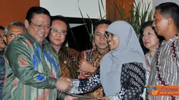 Citizen6, Jakarta: Menko Kesra Agung Laksono menyerahkan kredit secara simbolis kpd lulusan PNPM Mandiri. (Pengirim: Efrimal Bahri)
