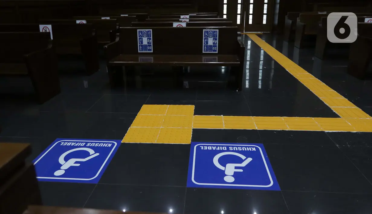 Guiding Block atau jalur pemandu disabilitas terpasang di Pengadilan Negeri Jakarta Pusat, Kamis (25/3/2021). PN Jakarta Pusat memasang sarana dan prasarana untuk warga disabilitas yang meliputi ubin pemandu, pengeras suara di meja layanan yang ramah disabilitas. (Liputan6.com/Helmi Fithriansyah)