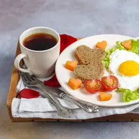 Banyak orang yang tanpa sadar memilih menu sarapan dengan kandungan gula yang terlalu tinggi, seperti roti manis, sereal instan, atau minuman kemasan dan malah membuat tubuh menjadi lemas. [Dok/freepik.com/azerbaijan_stockers]