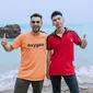 Sampai di Sumba, Dimas yang dikenal sebagai penjual bakso ikan ini tampil santai saat bermain di pantai sambil menikmati pemandangan bersama Raffi. (Liputan6.com/IG/@dimas_baam)