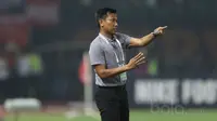 Pelatih Bali United, Widodo C Putro saat memimpin timnya melawan Persija  pada laga Liga 1 2017 di Stadion Patriot, Bekasi, Minggu (21/5/2017). (Bola.com/NIcklas Hanoatubun)