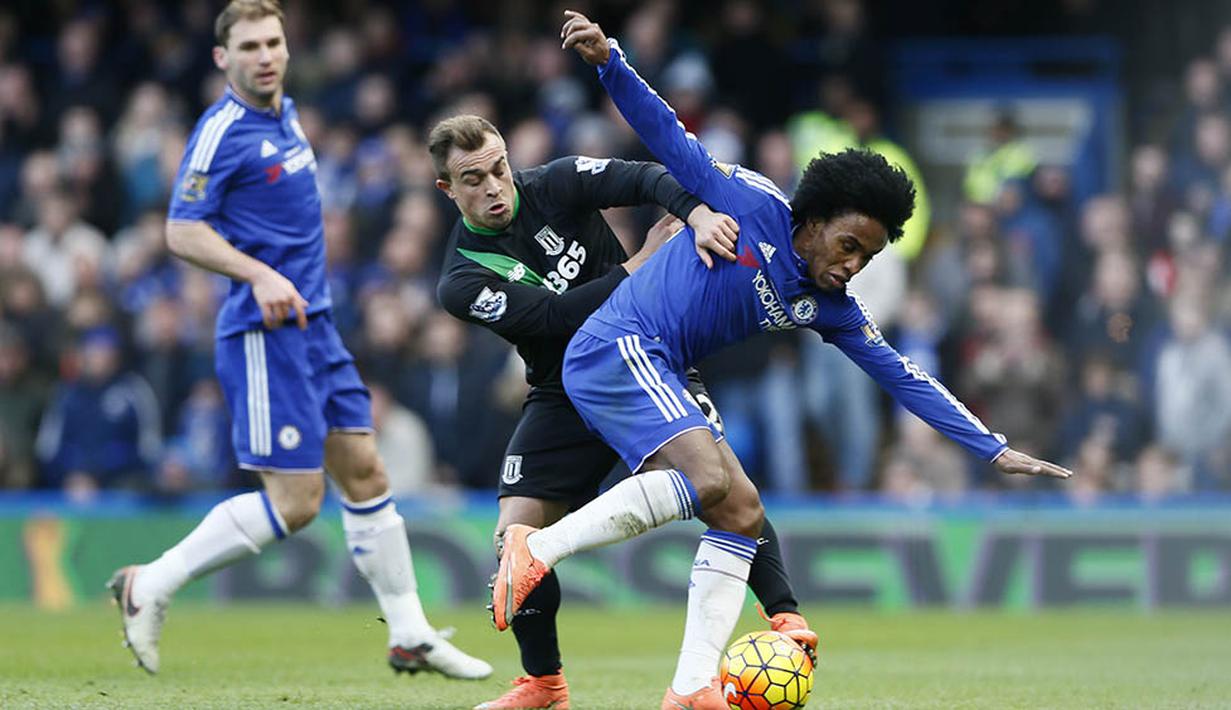 Gelandang Chelsea, Willian, berusaha melewati gelandang Stoke Xherdan Shaqiri. Meski berstatus sebagai tamu namun Stoke lebih menguasai penguasaan bola dengan 51 persen. (Reuters/Stefan Wermuth)