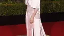 Gaun seperti rok berwarna ‘candy pink’ ini menampilkan leher panjang sang aktris begitu jelas dengan potongan gaun yang jatuh di pinggiran bahunya. Sangat cocok dan kontras dengan rambut pendek Cate Blanchett. (AFP/Bintang.com)