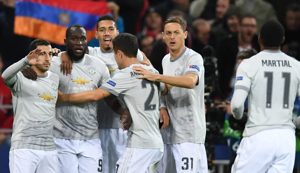 Para pemain manchester United merayakan gol yang dicetak Romelu Lukaku ke gawang CSKA Moscow pada laga Liga Champions di Stadion VEB Arena, Moskow, Rabu (27/9/2017). CSKA kalah 1-4 dari MU. (AFP/Kirill Kudryavtsev)