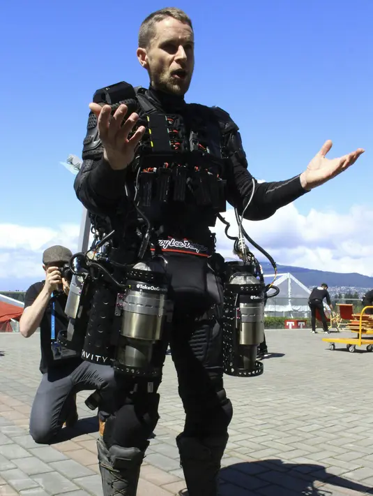 Richard Browning menjelaskan penemuannya, yakni kostum terbang yang diilhami superhero Iron Man, di Kanada, 27 April 2017. Pakaian terbang itu bisa mengangkat orang yang mengenakannya lebih tinggi dari tanah dan bergerak lebih cepat. (GLENN CHAPMAN/AFP)