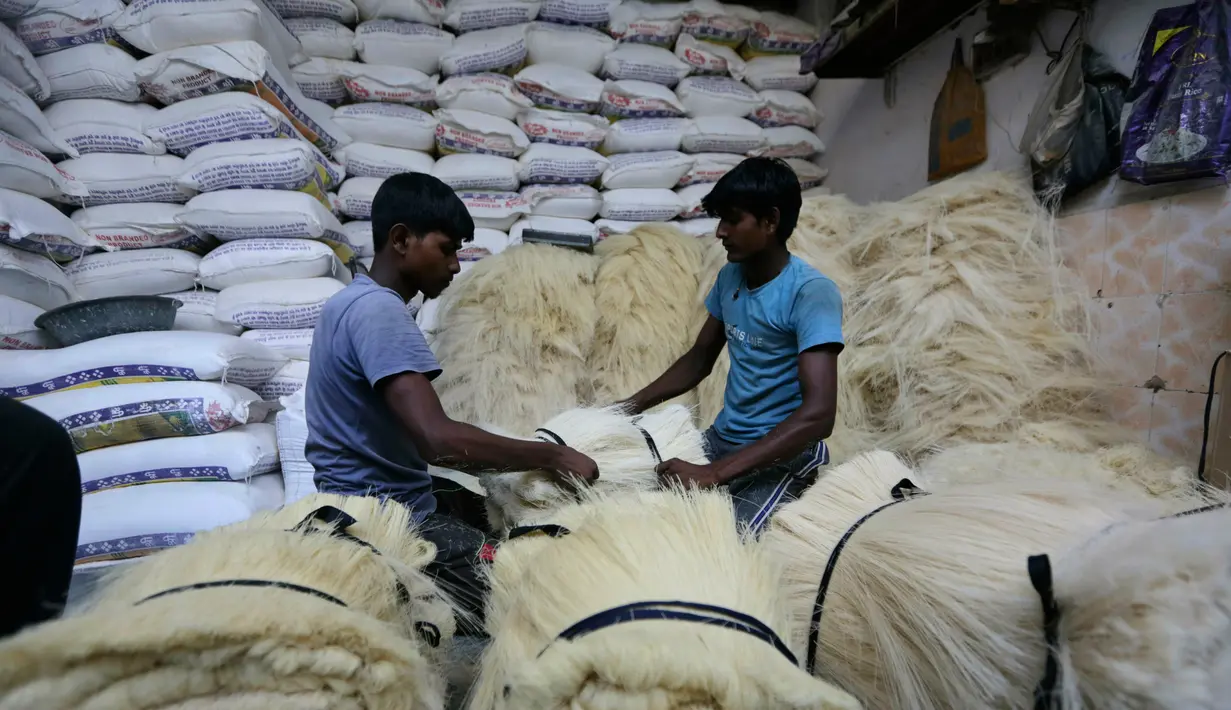 Pekerja India membuat bundel bihun di sebuah pabrik di Ahmadabad pada 16 Mei 2019. Bihun sangat diminati di kalangan muslim India karena merupakan menu favorit yang kerap disuguhkan saat berbuka puasa bersama dengan buah-buahan manis. (AP Photo/Ajit Solanki)