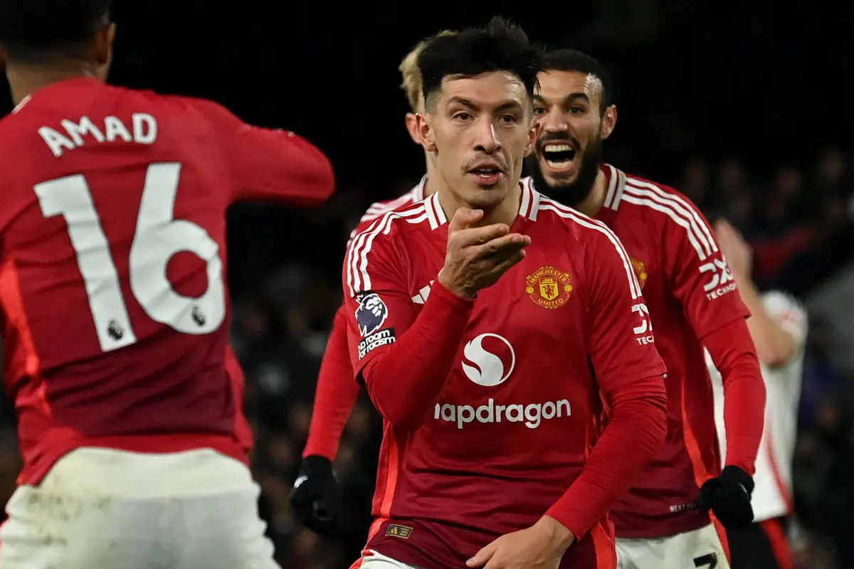 Foto: Lisandro Martinez Curi Poin dari Markas Fulham di Liga Inggris, Lesatkan Gol Sematawayang untuk MU