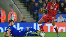 Bek Leicester, Aleksandar Dragovic, menekel gelandang Liverpool, Georginio Wijnaldum, pada laga Piala Liga di Stadion King Power, Leicester, Selasa (19/9/2017). Leicester menang 2-0 atas Liverpool. (AFP/Lindsey Parnaby)