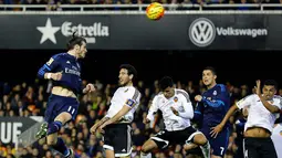 Proses terjadinya gol yang dicetak pemain Real Madrid, Gareth Bale, ke gawang Valencia pada laga La Liga Spanyol. Pada pertandingan itu penguasaan bola Madrid sebanyak 51 persen. (EPA/Juan Carlos Cardenas)