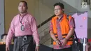 Hakim Pengadilan Negeri Semarang, Lasito dengan rompi tahanan meninggalkan gedung KPK, Jakarta, Selasa (26/3). Lasito ditahan oleh KPK setelah menjalani pemeriksaan sebagai tersangka kasus suap terkait putusan atas praperadilan kasus korupsi yang ditangani PN Semarang. (merdeka.com/Dwi Narwoko)