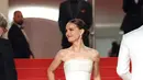 Penampilan Natalie Portman ini memang layak dipuji. Gaun putih dari Dior dengan aksen tumpuk pada bagian roknya ini memiliki detail princess gown, tanpa tali dan ia hanya menambahkan aksesori berupa anting, serta menggulung rambutnya rapi. Foto: Instagram.